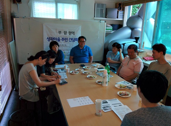933.jpg> <!--